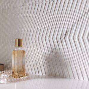 CARRARA CHIC WHITE CHEVRON STRUCTURE GLOSSY G1