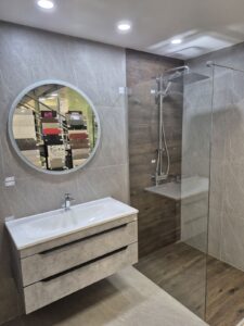 Prikaz različitih tuš kabina za kupatilo iz Biba BiH salona – moderni modeli sa staklom i crnim profilima