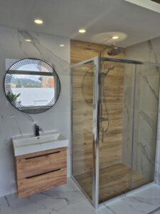 Ugaona tuš kabina za kupatilo postavljena u izložbenom prostoru Biba BiH, idealna za manja kupatila