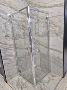 Detalj modernih tuš kabina za kupatilo – kvalitetni aluminijski profili i kaljeno staklo prikazani u salonu Biba BiH