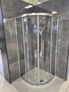 Walk-in tuš kabina sa prozirnim staklom i minimalističkim dizajnom u salonu Biba BiH