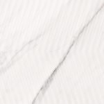 Keramička pločica CARRARA CHIC WHITE CHEVRON STRUCTURE GLOSSY G1 – sjajna bijela dekor pločica s efektom mermera i chevron uzorkom, savršena za luksuzne interijere.